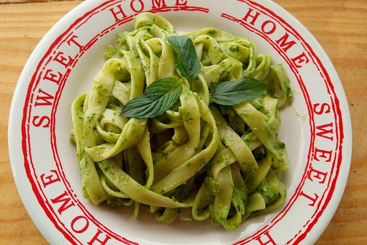 Plato pasta calabacín y pesto